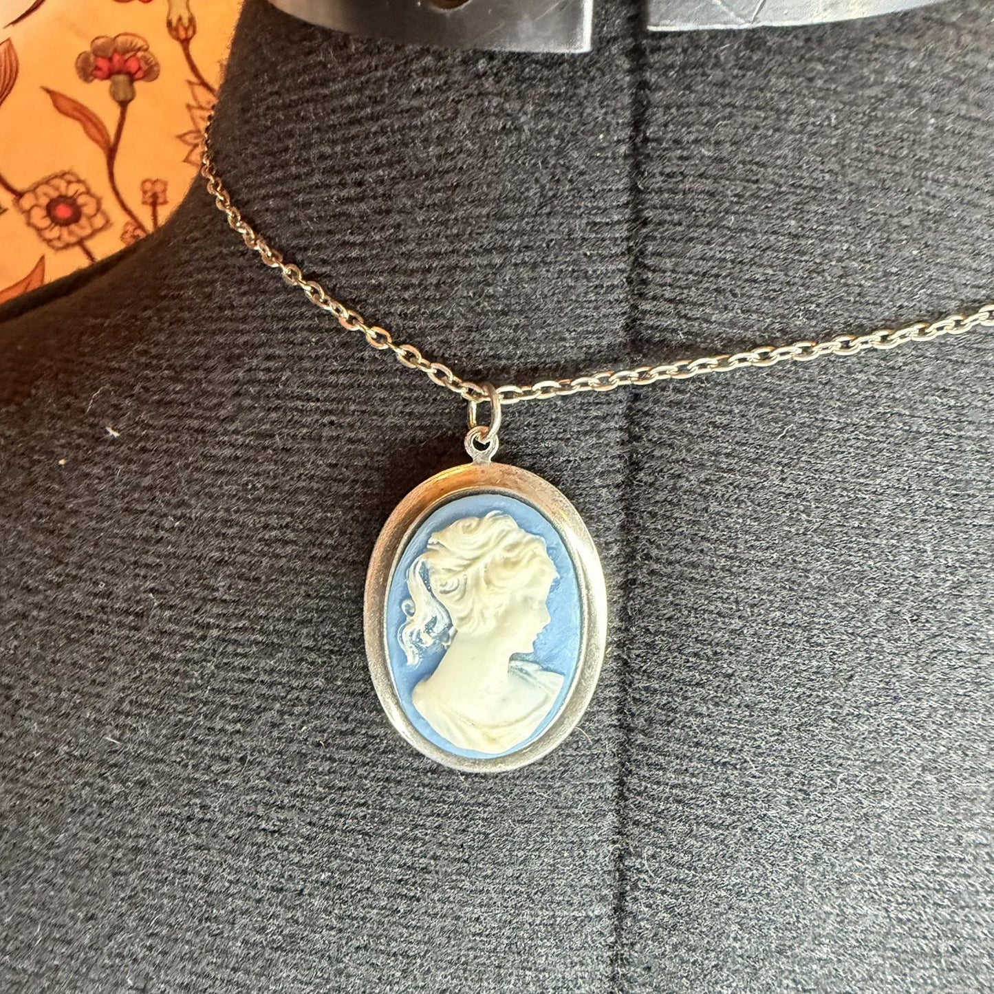 Vintage Costume Jewellery Necklace Metal Chain Design cameo white and blue