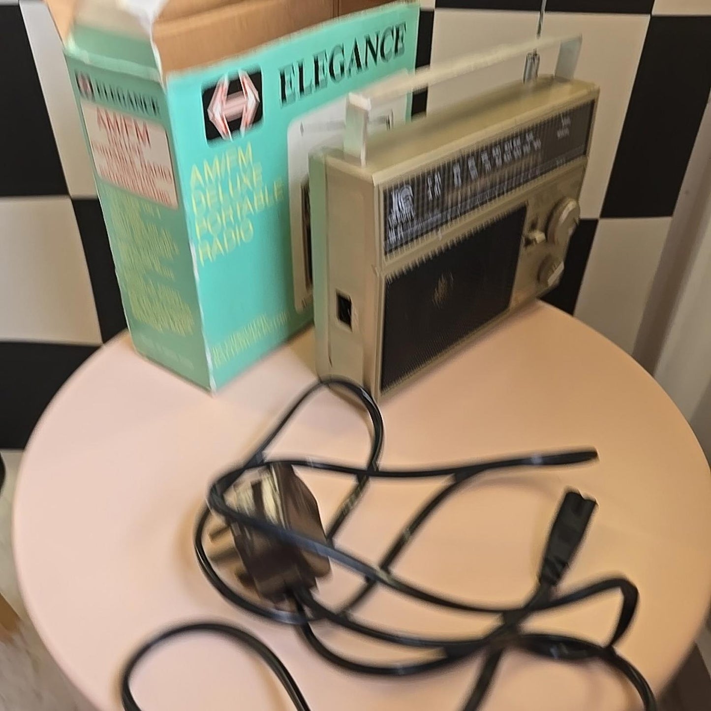Vintage Made In Honk King Elegance Am/Fm Radio with Box and Cable slight used