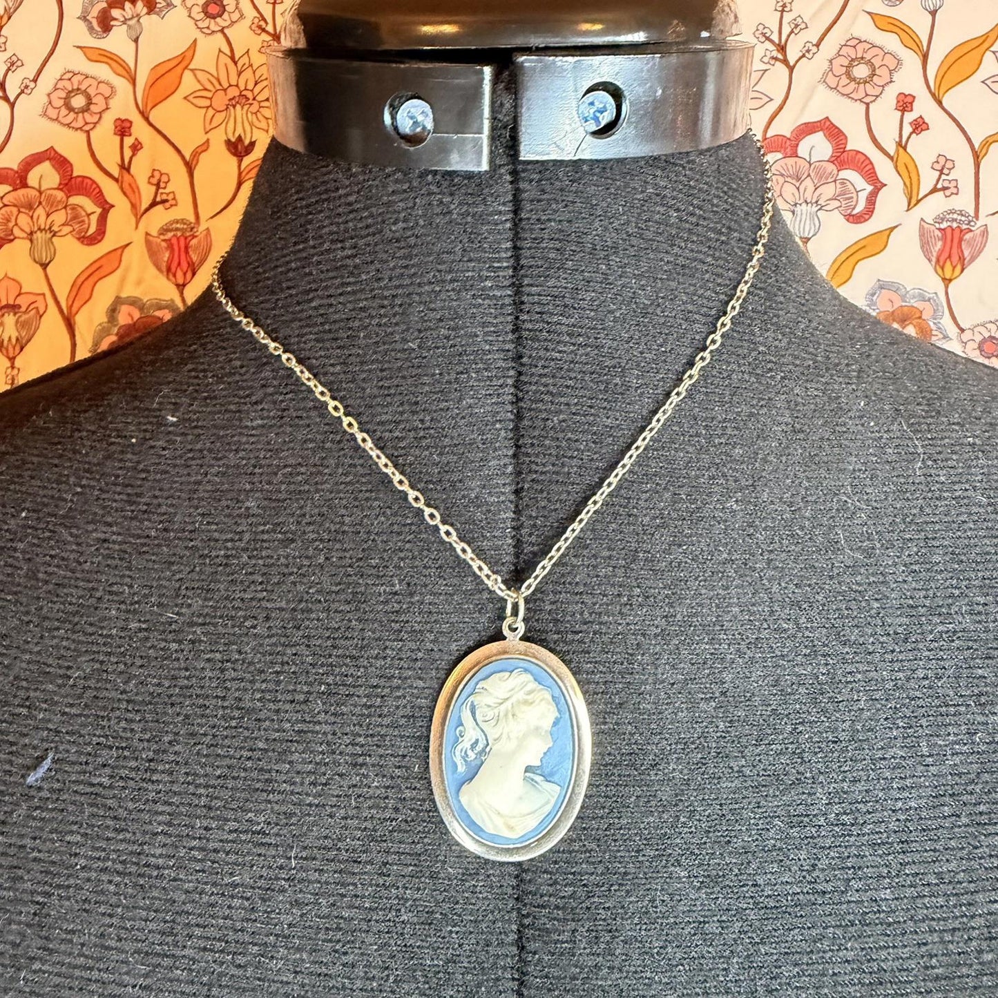 Vintage Costume Jewellery Necklace Metal Chain Design cameo white and blue