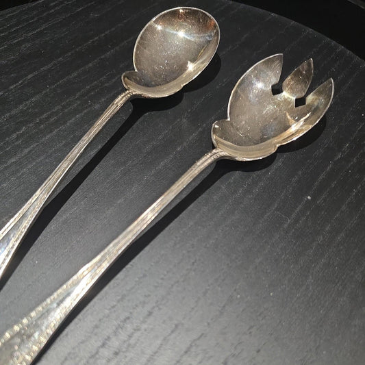 AN ANTIQUE PAIR OF SILVER PLATED SALAD SERVERS. E.P.N.S. SALAD SERVING UTENSILS