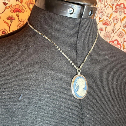 Vintage Costume Jewellery Necklace Metal Chain Design cameo white and blue