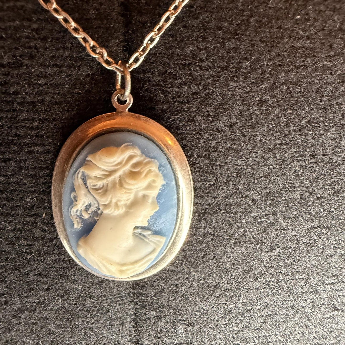 Vintage Costume Jewellery Necklace Metal Chain Design cameo white and blue
