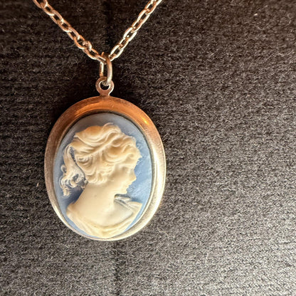 Vintage Costume Jewellery Necklace Metal Chain Design cameo white and blue