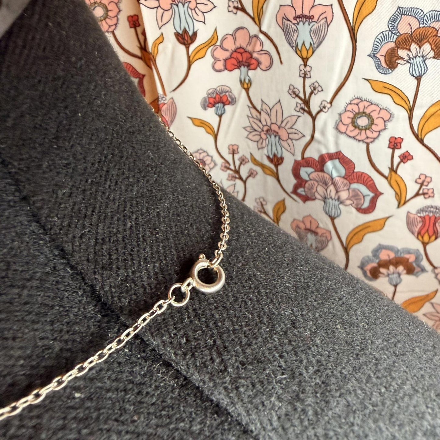 Vintage Costume Jewellery Necklace Metal Chain Design cameo white and blue