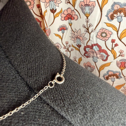 Vintage Costume Jewellery Necklace Metal Chain Design cameo white and blue