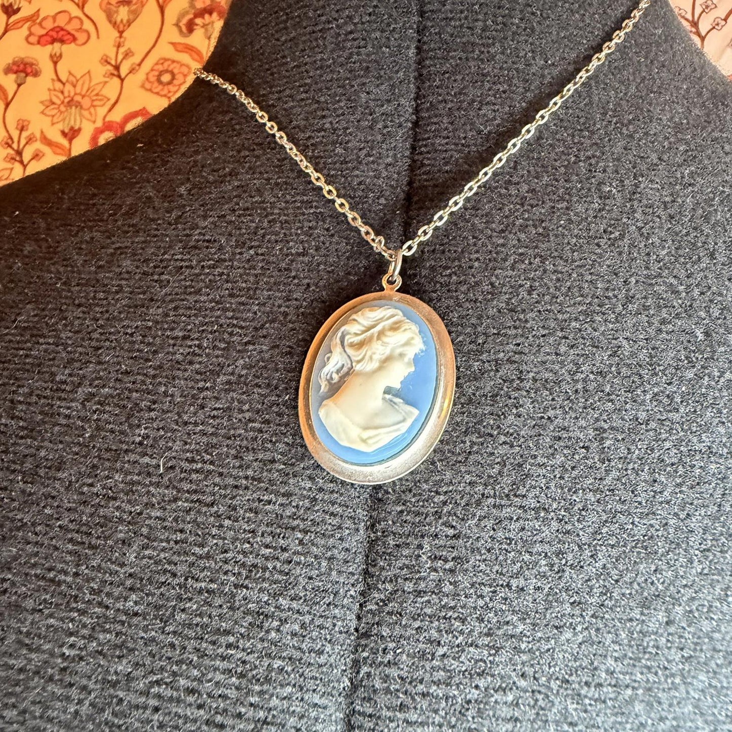 Vintage Costume Jewellery Necklace Metal Chain Design cameo white and blue