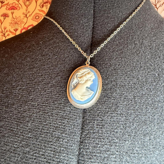 Vintage Costume Jewellery Necklace Metal Chain Design cameo white and blue